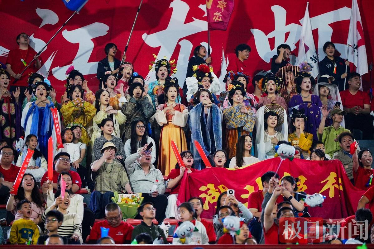PG电子app下载-潜江赛场内外皆精彩：来看一场球，爱上一座城